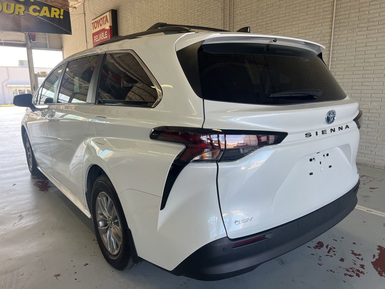 Used 2025 Toyota Sienna XLE w/ XLE Plus Package FWD image 6