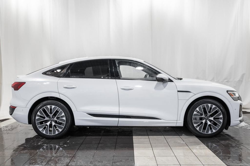 Used 2024 Audi Q8 e-tron Premium Plus image 3