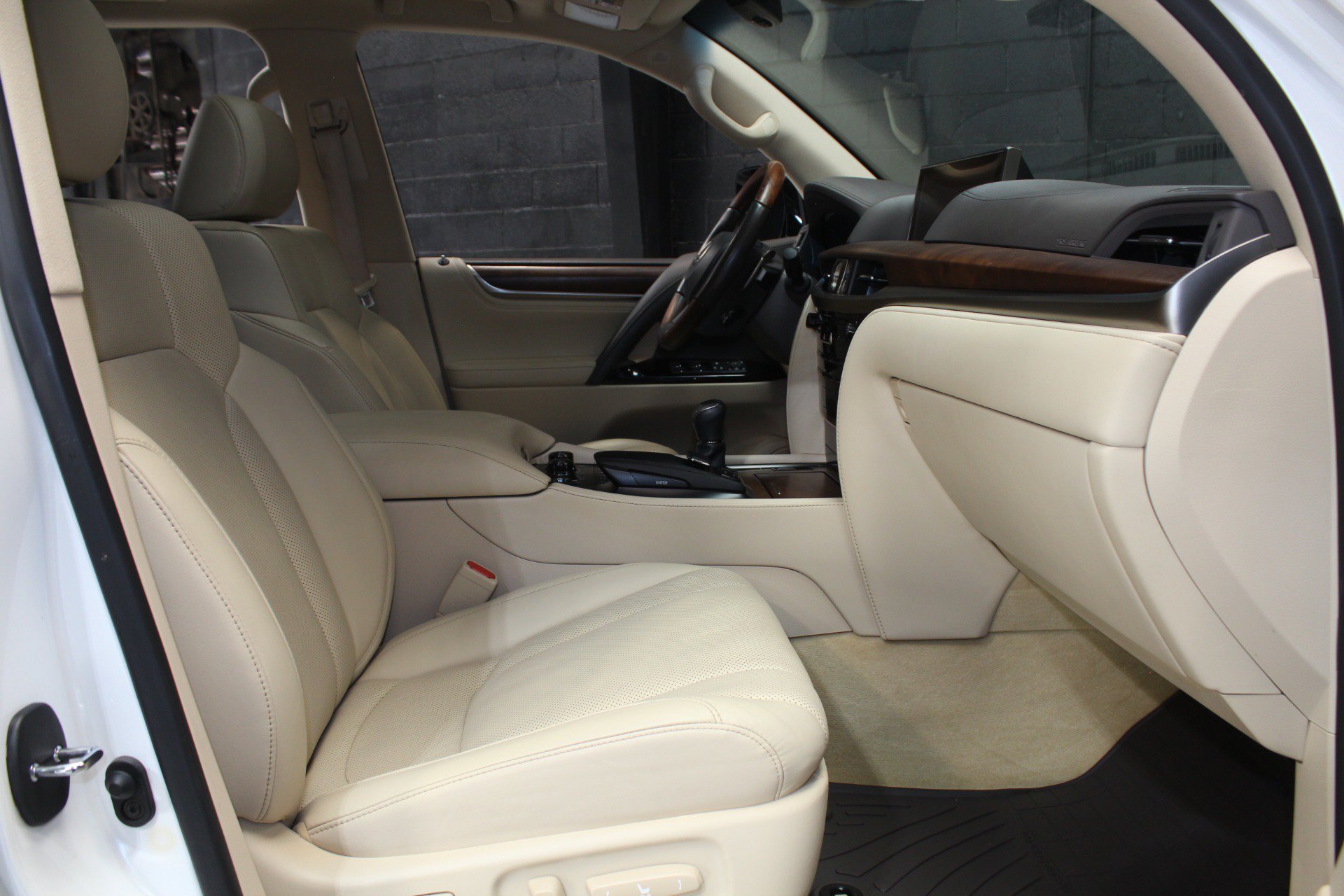 Used 2021 Lexus LX 570 4WD w/ Luxury Package image 51
