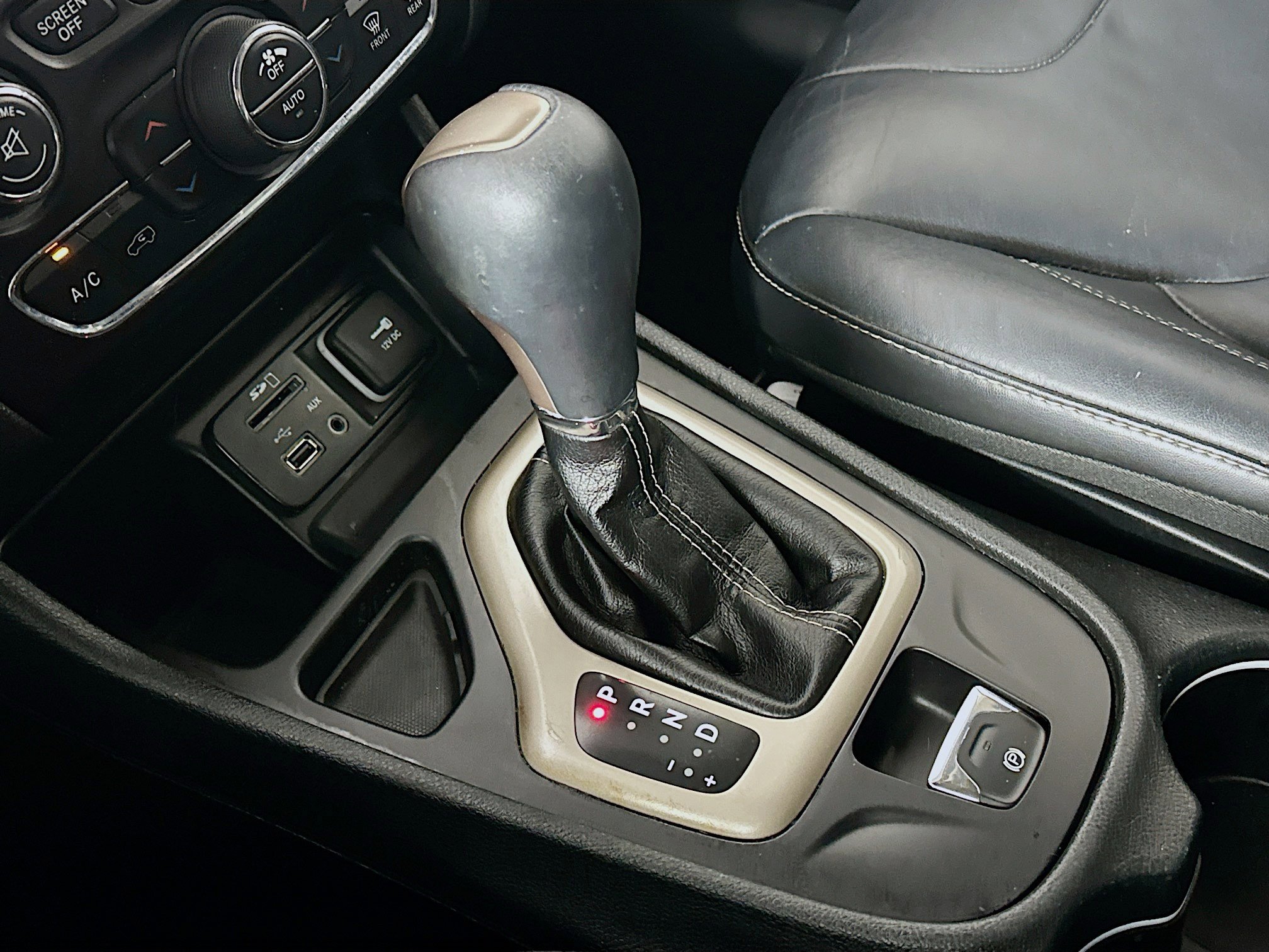 Used 2015 Jeep Cherokee Limited image 24