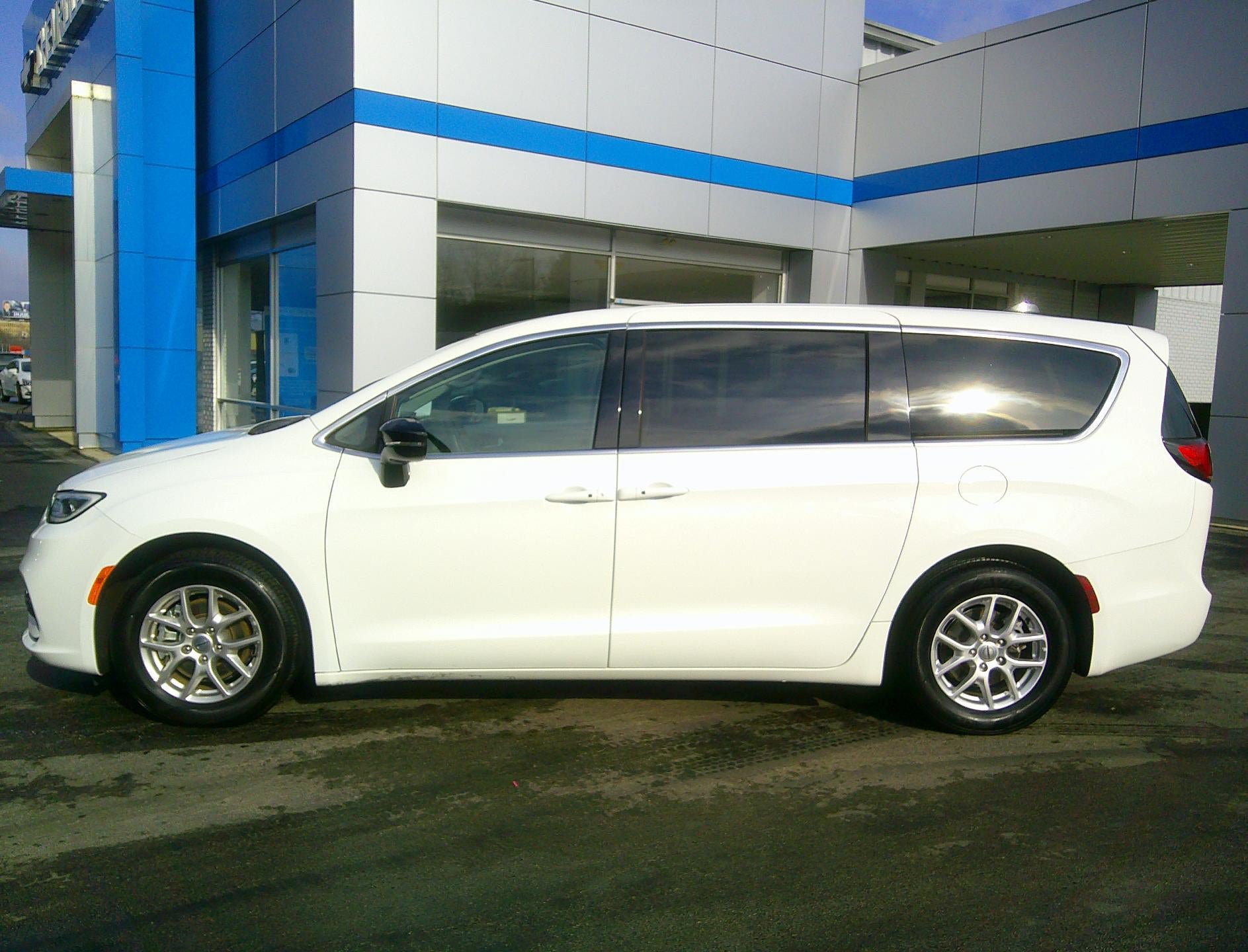 Used 2024 Chrysler Pacifica Touring-L FWD image 2