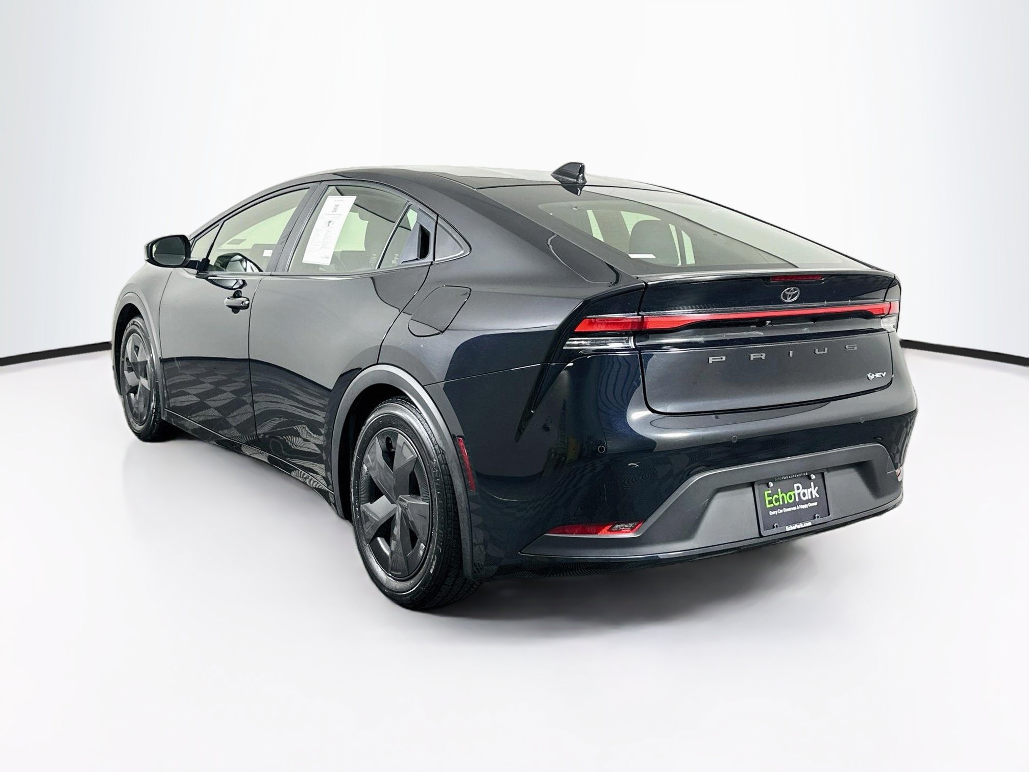 Used 2025 Toyota Prius LE FWD image 5