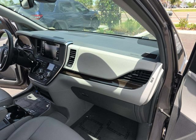 Used 2019 Toyota Sienna XLE FWD image 12