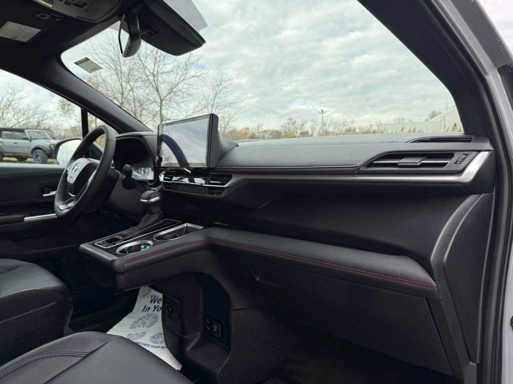 Used 2025 Toyota Sienna XSE image 20