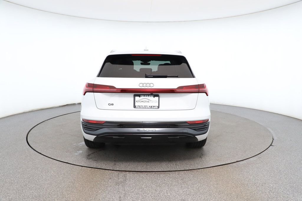 Used 2024 Audi Q8 e-tron Premium Plus w/ Premium Plus Package image 4