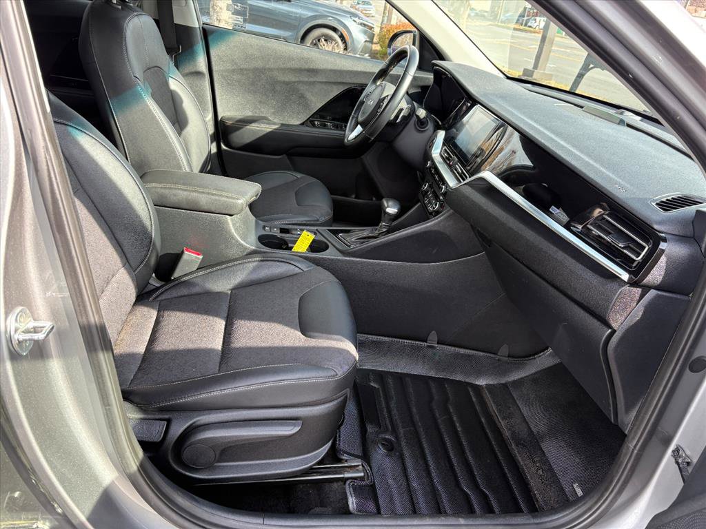 Used 2022 Kia Niro EX image 16