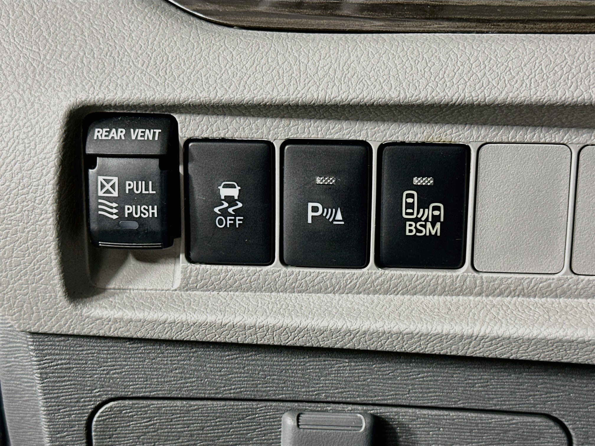 Used 2016 Toyota Sienna XLE w/ XLE Navigation Package FWD image 17