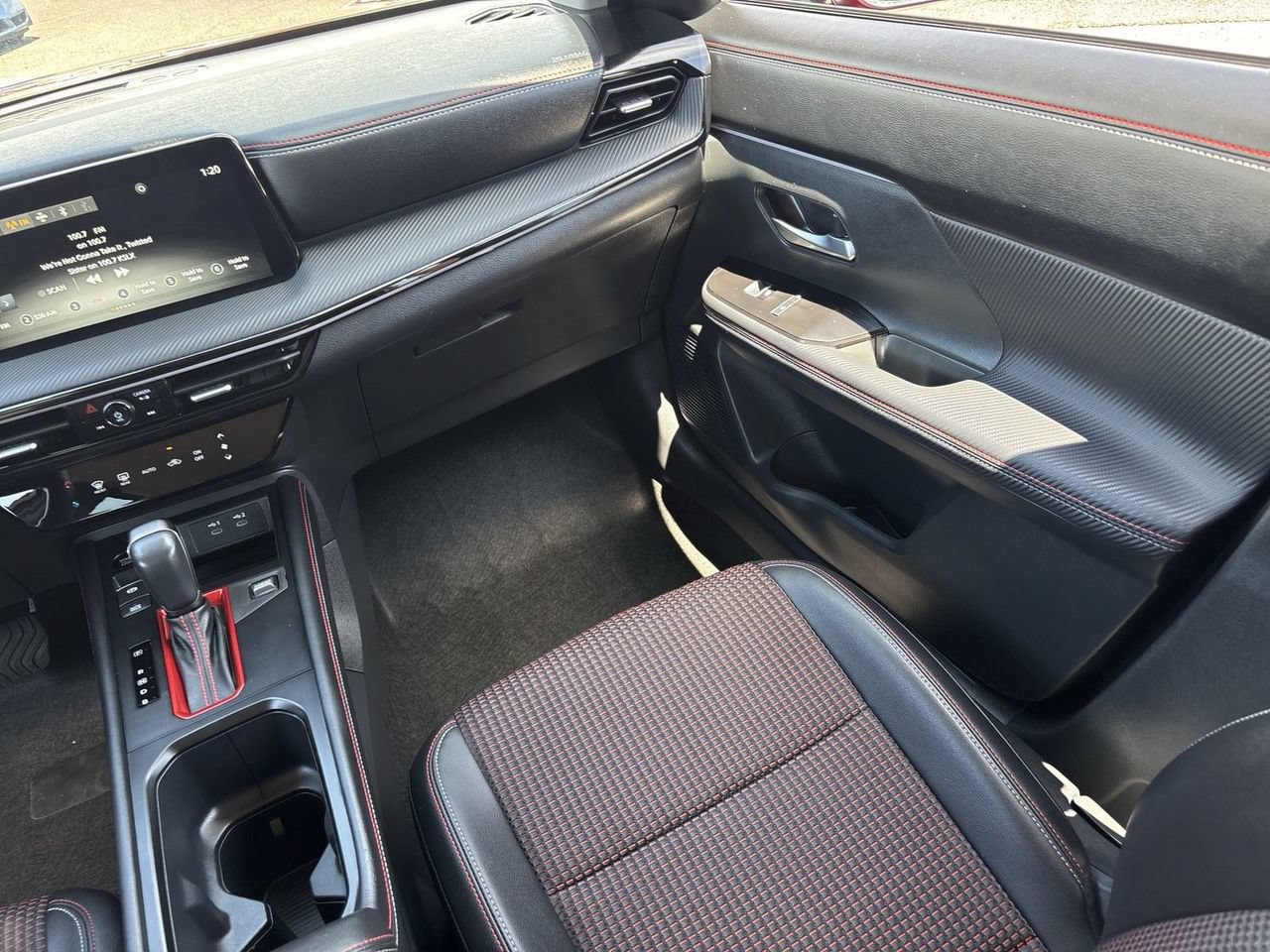 Used 2025 Nissan Kicks SR FWD image 13