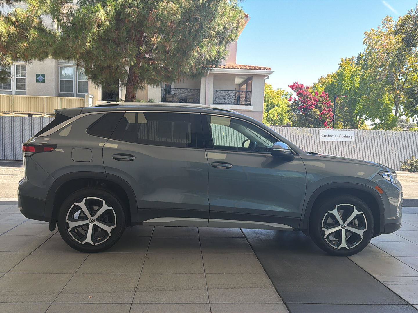 Certified 2026 Volkswagen Tiguan SE w/ Panoramic Sunroof Package AWD/4WD image 6
