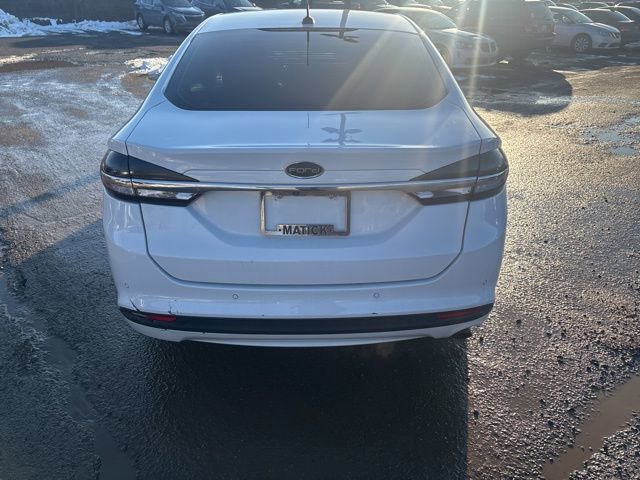 Used 2017 Ford Fusion SE w/ Fusion SE Technology Package image 4