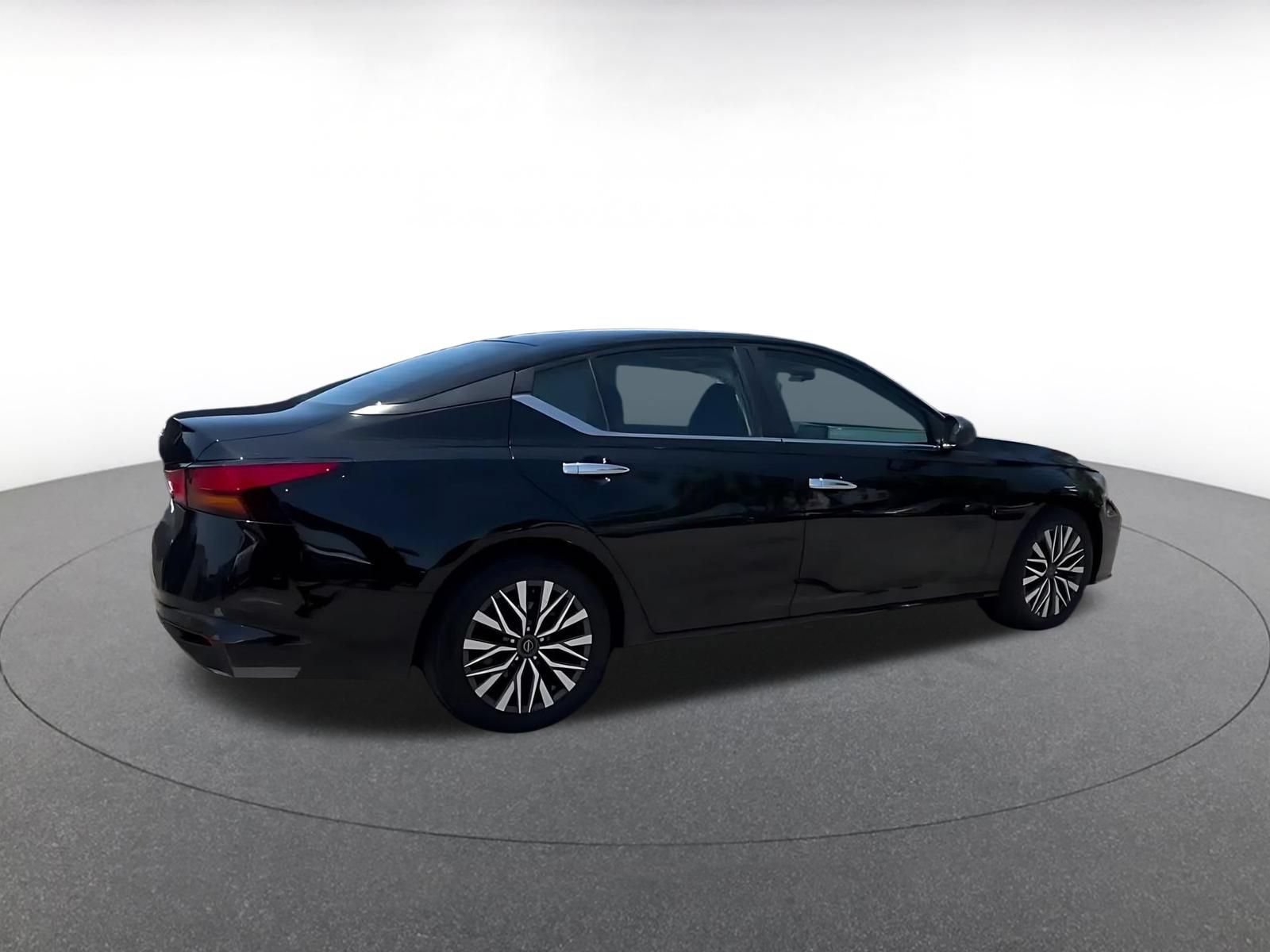 Used 2025 Nissan Altima 2.5 SV FWD image 14