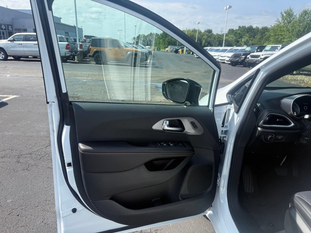New 2027 Chrysler Pacifica Select FWD image 12