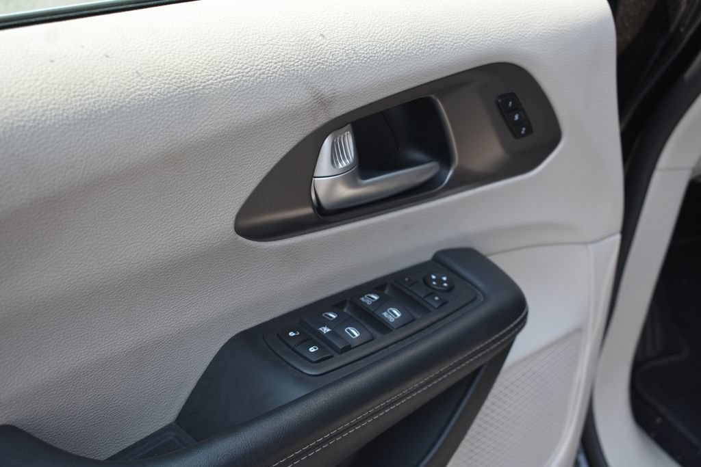 Used 2024 Chrysler Pacifica Touring-L FWD image 12