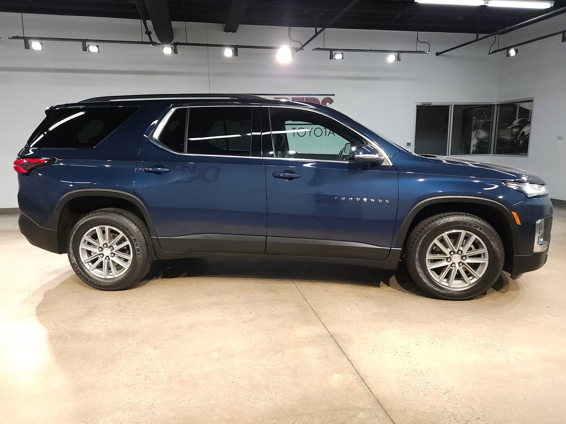 Used 2023 Chevrolet Traverse LT w/ Rear Camera Mirror Package FWD image 8