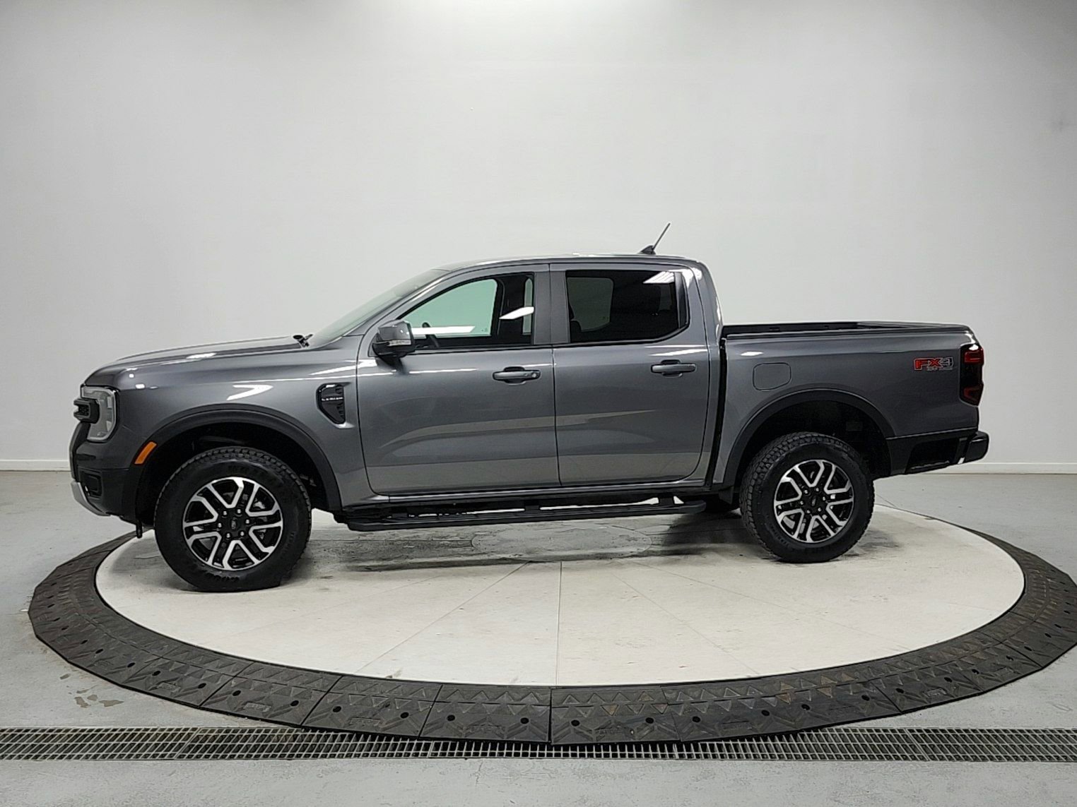 Used 2025 Ford Ranger Lariat w/ FX4 Off-Road Package AWD/4WD image 4
