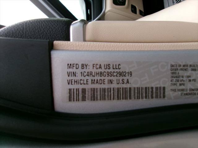 Certified 2025 Jeep Grand Cherokee Limited w/ Luxury Tech Group II AWD/4WD image 18