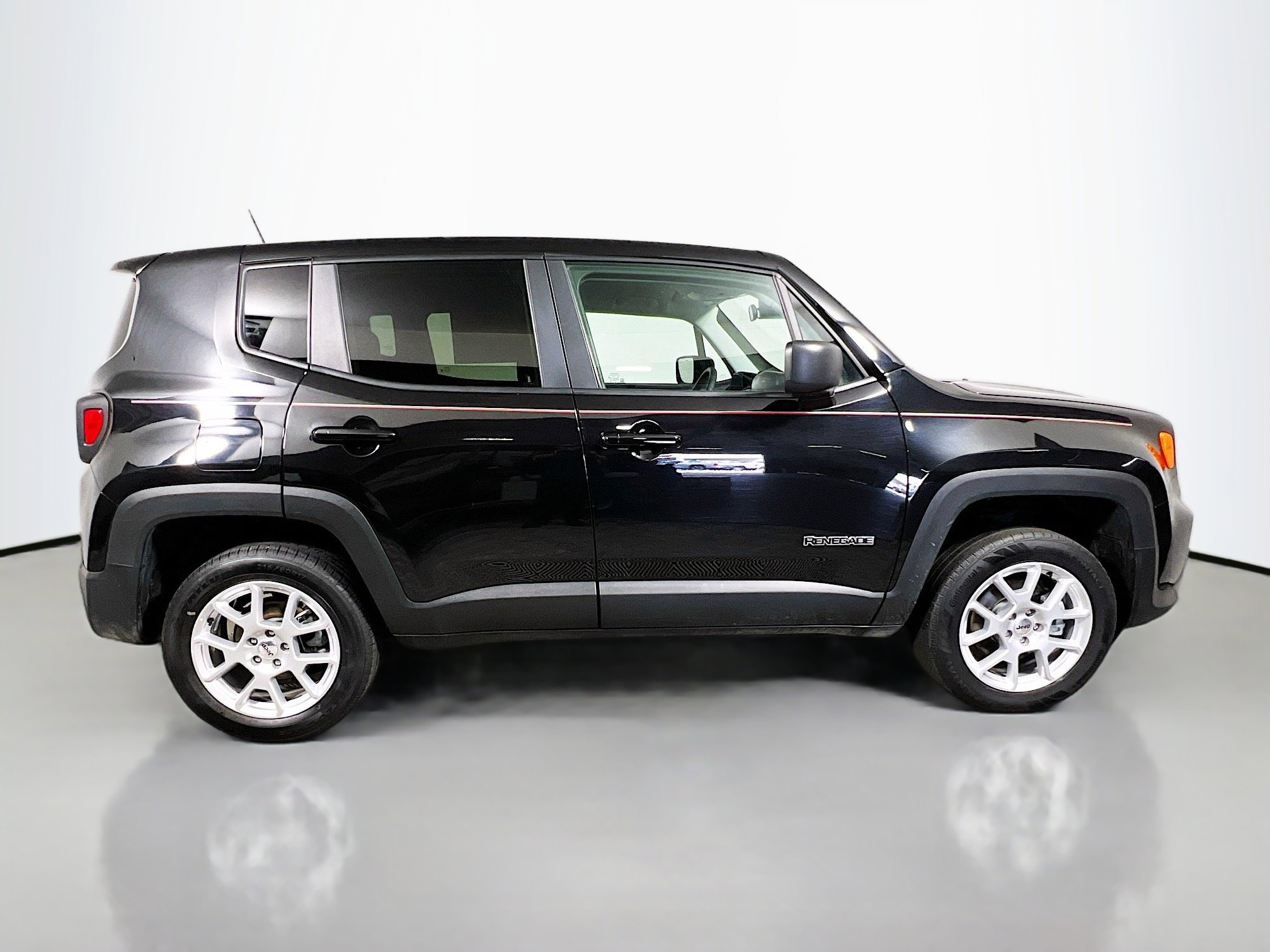 Used 2023 Jeep Renegade Latitude image 3