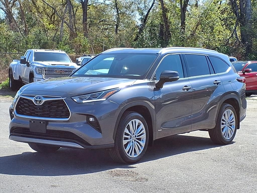 Used 2025 Toyota Highlander Platinum image 3