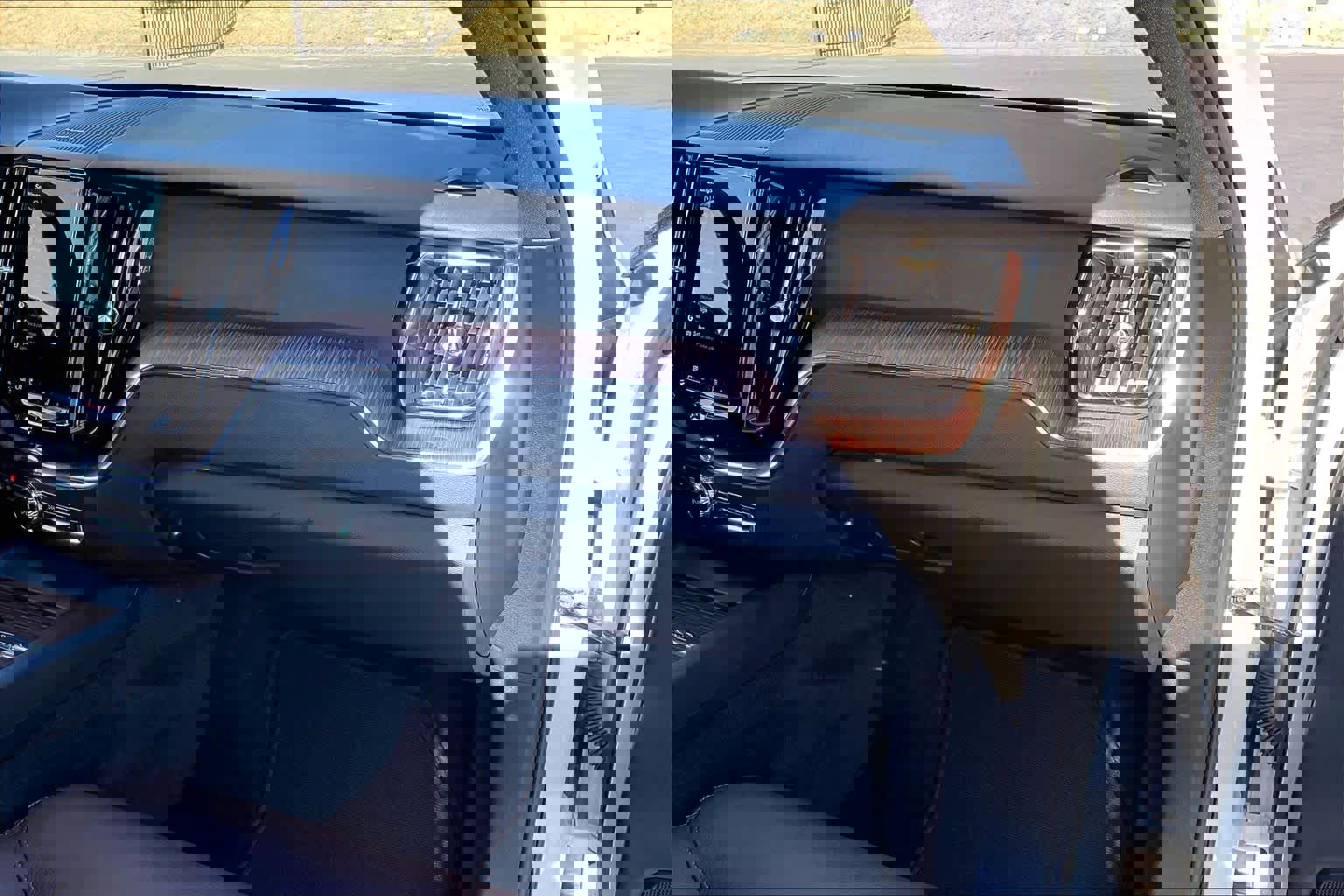 Used 2023 Volvo XC60 T8 Plus image 19