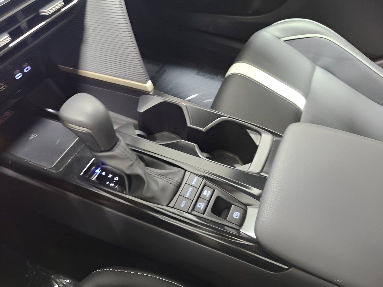 Used 2025 Toyota Camry SE FWD image 30