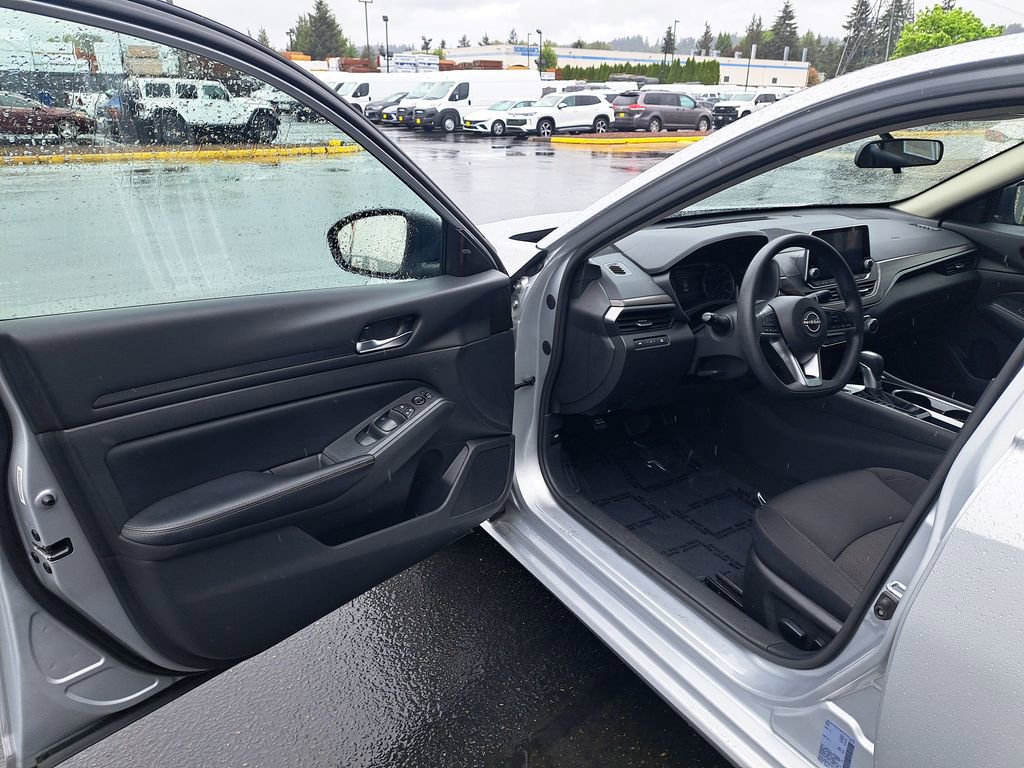 Used 2024 Nissan Altima 2.5 SV FWD image 11
