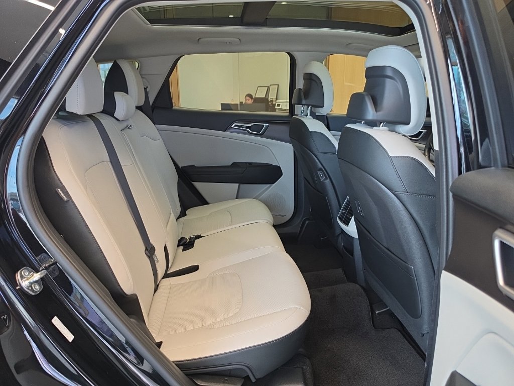 Certified 2026 Kia Sportage EX w/ EX Panorama Roof Package FWD image 46