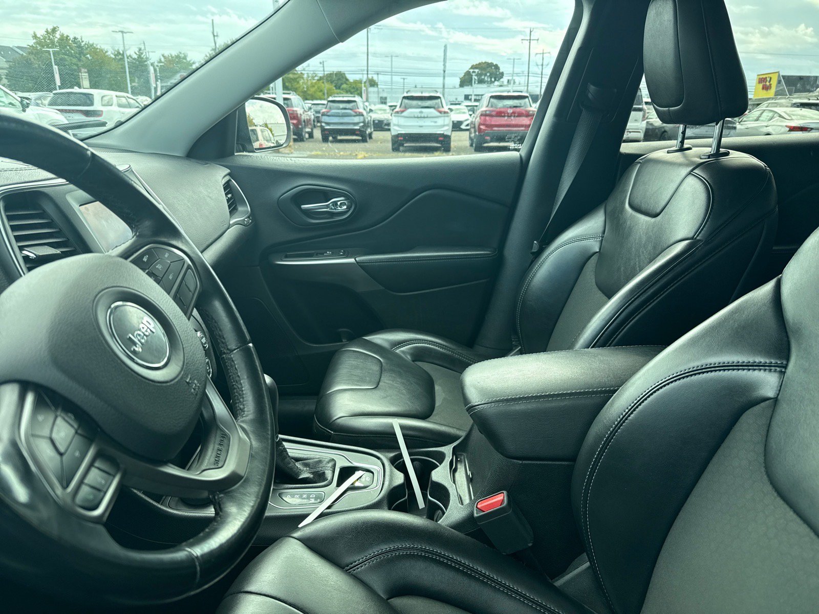 Used 2019 Jeep Cherokee Latitude Plus AWD/4WD image 3