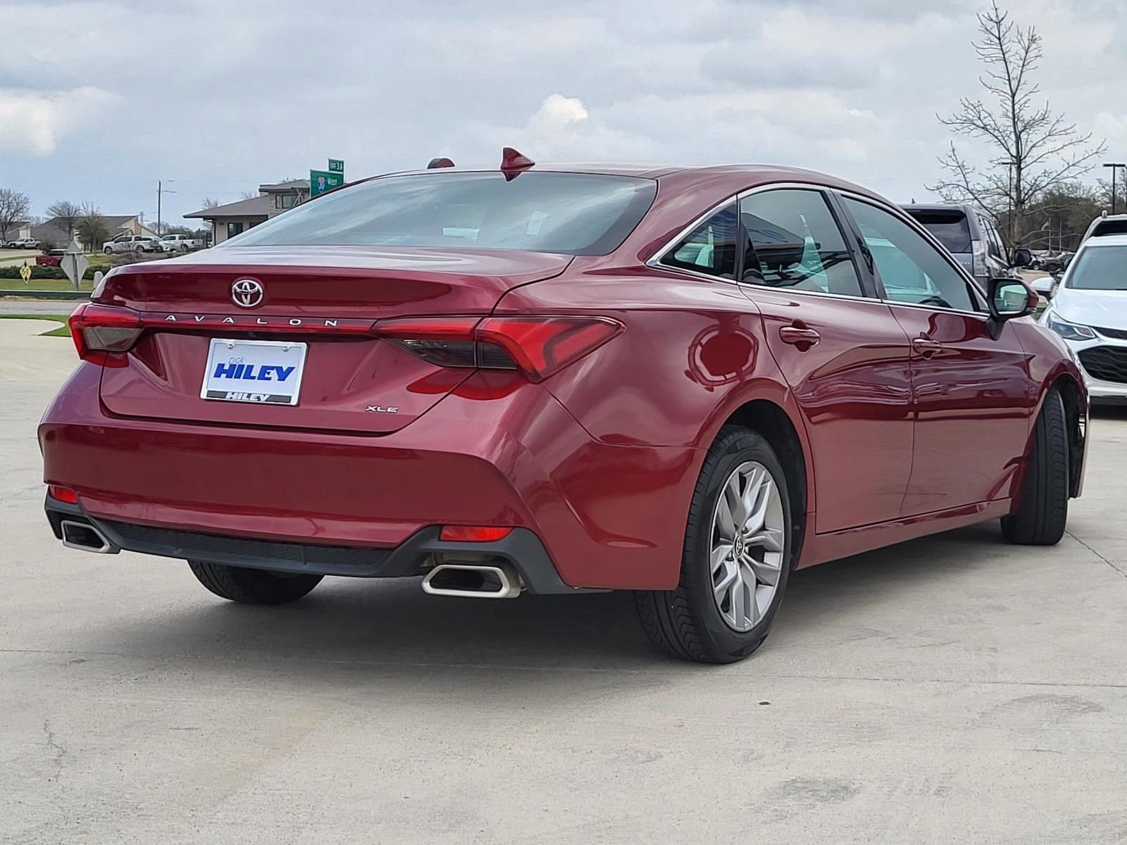 Used 2022 Toyota Avalon XLE image 4