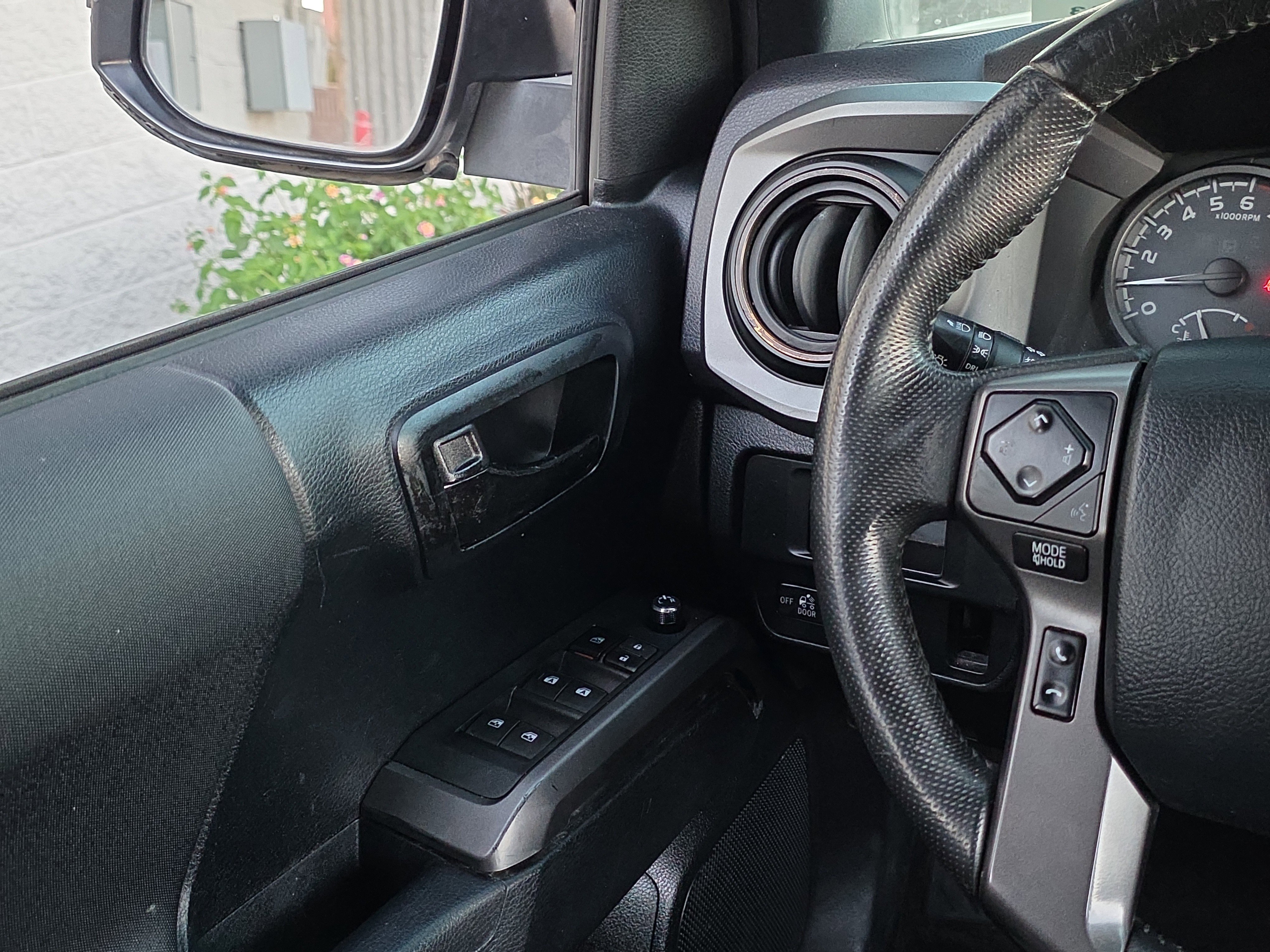 Used 2016 Toyota Tacoma TRD Off-Road w/ Towing Package image 22