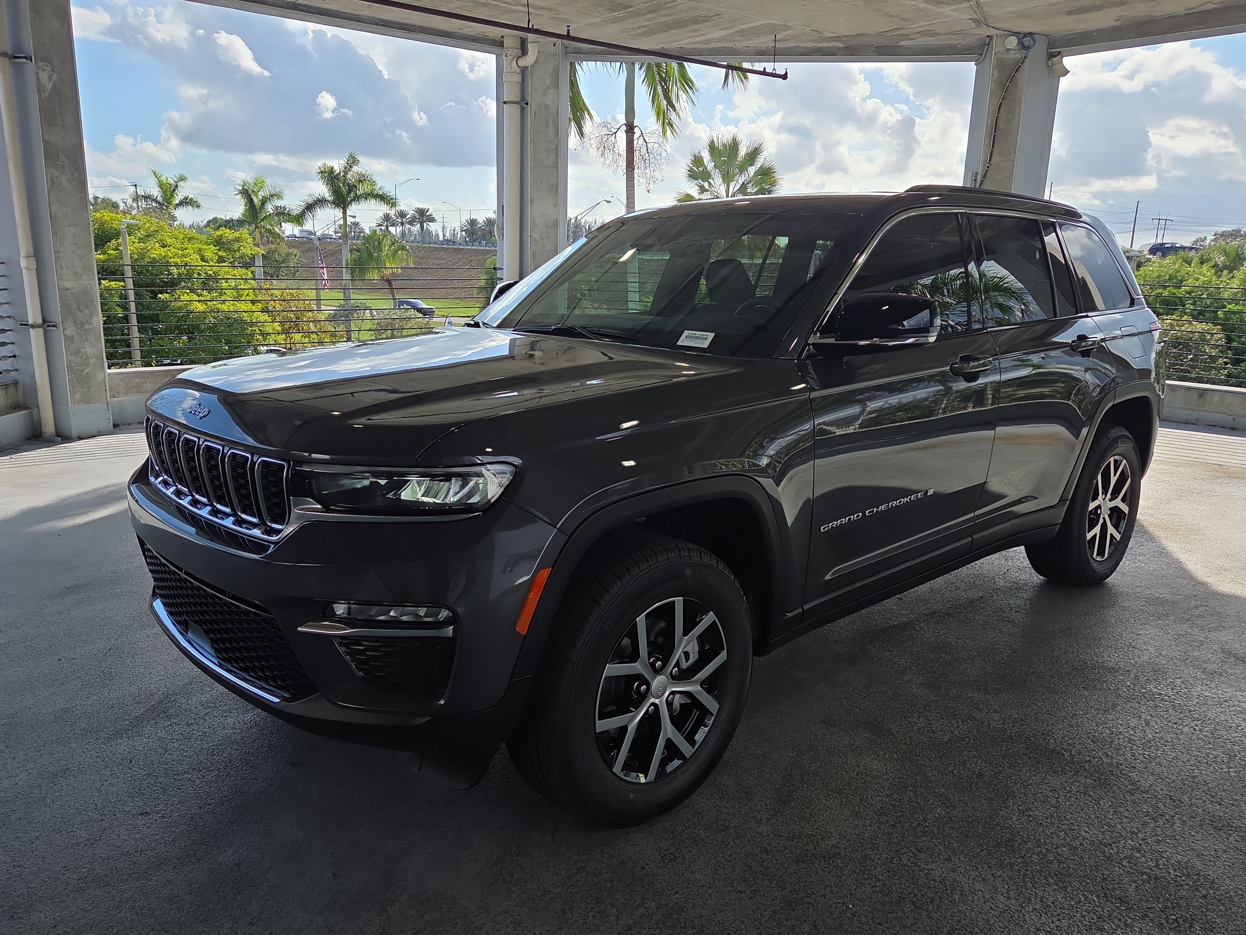 New 2025 Jeep Grand Cherokee Limited w/ Trailer Tow Package AWD/4WD image 9