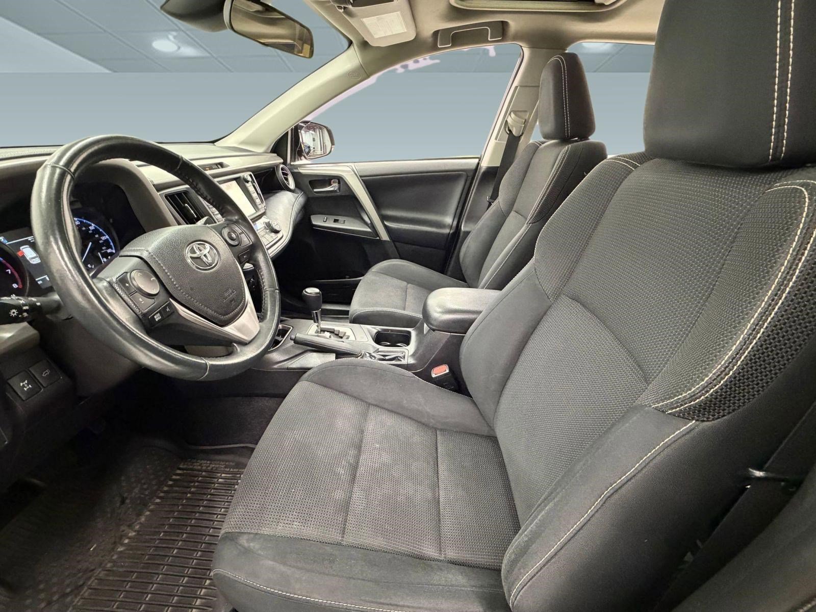 Used 2018 Toyota RAV4 XLE AWD/4WD image 4