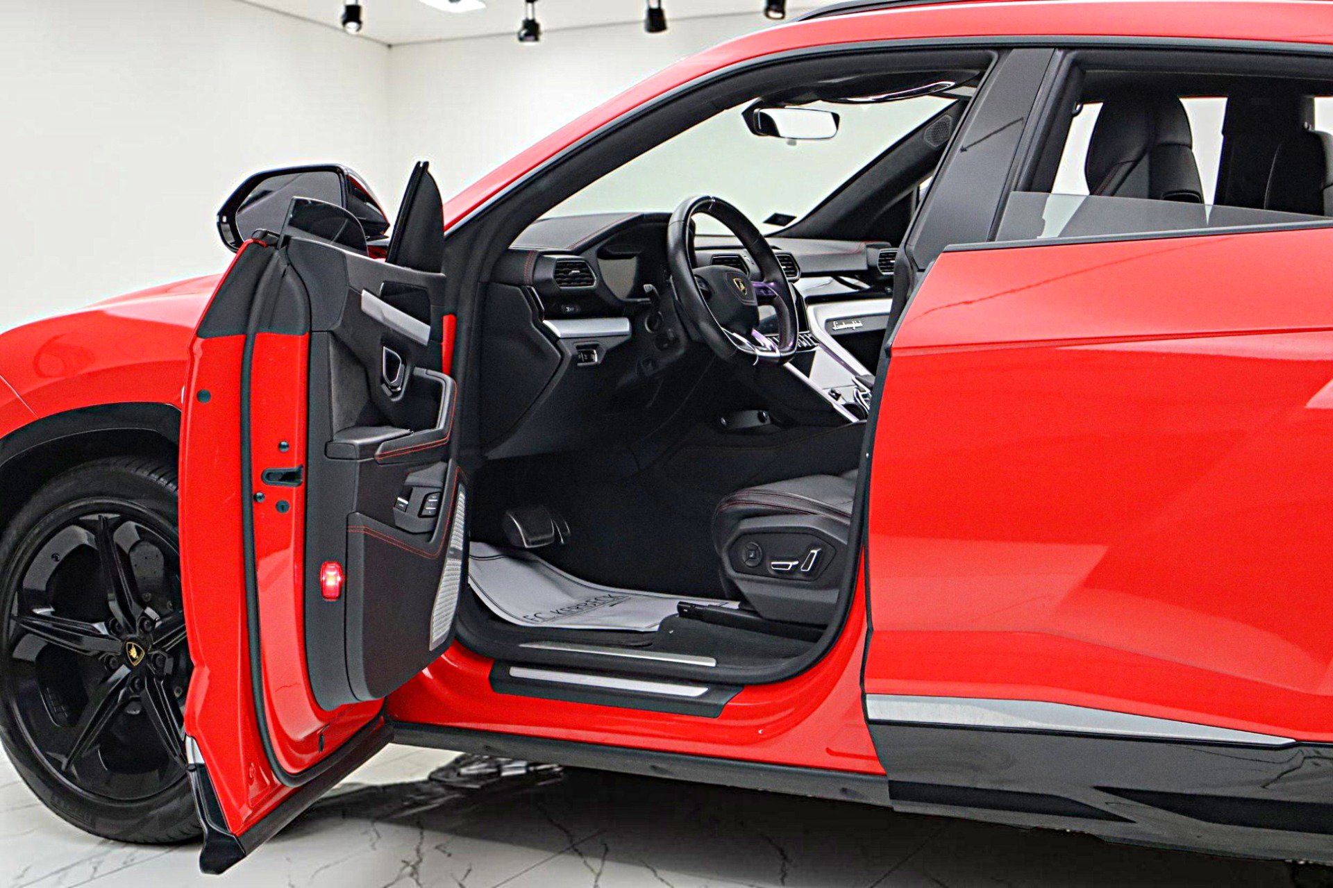 Used 2020 Lamborghini Urus AWD/4WD image 7