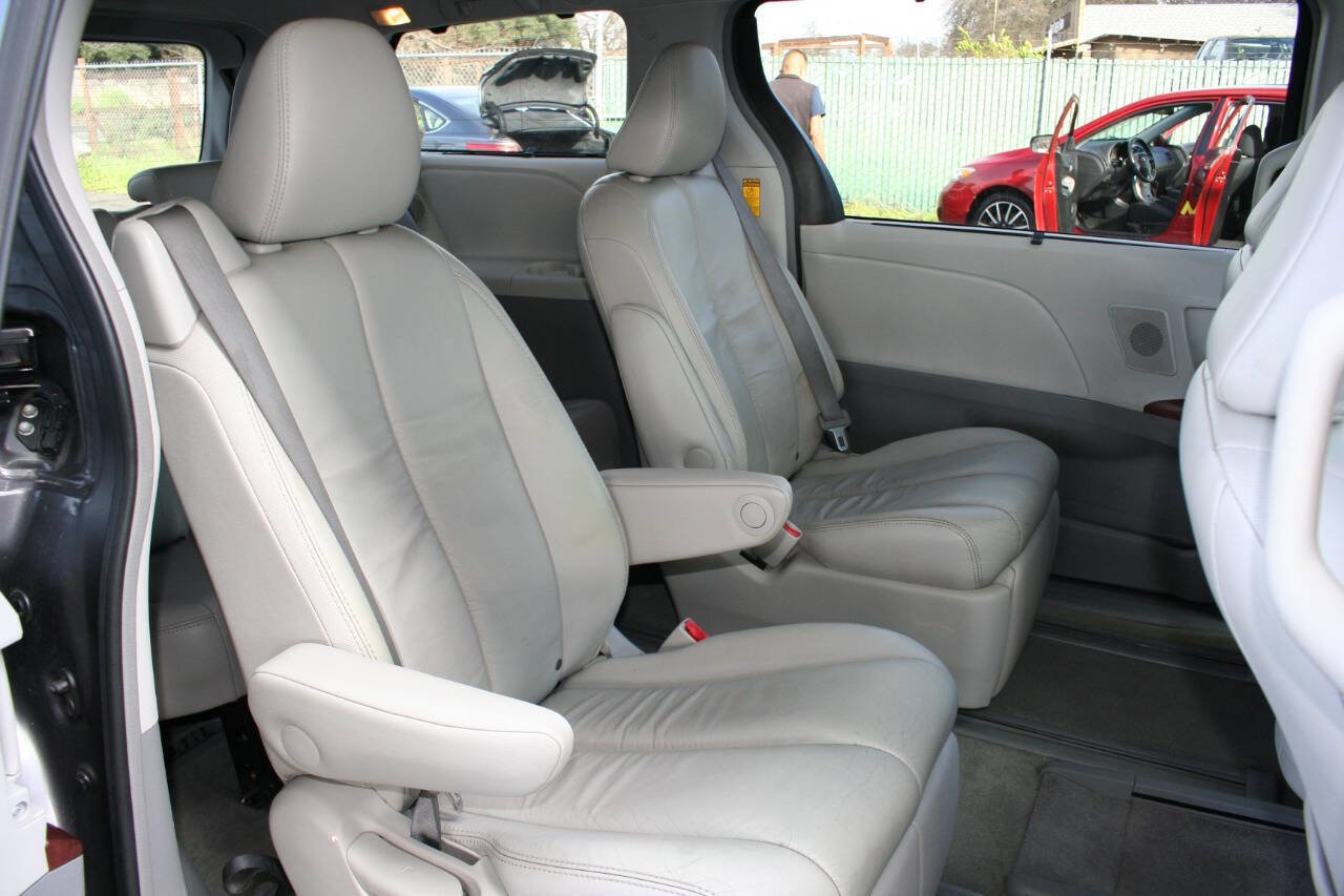 Used 2014 Toyota Sienna XLE image 25