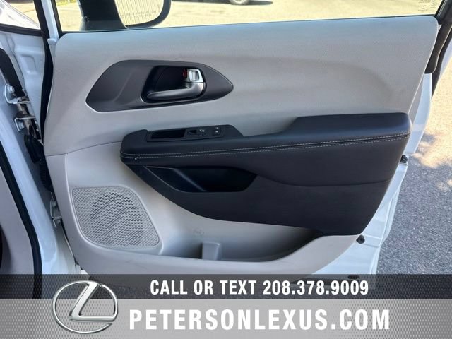 Used 2023 Chrysler Pacifica Touring-L FWD image 12