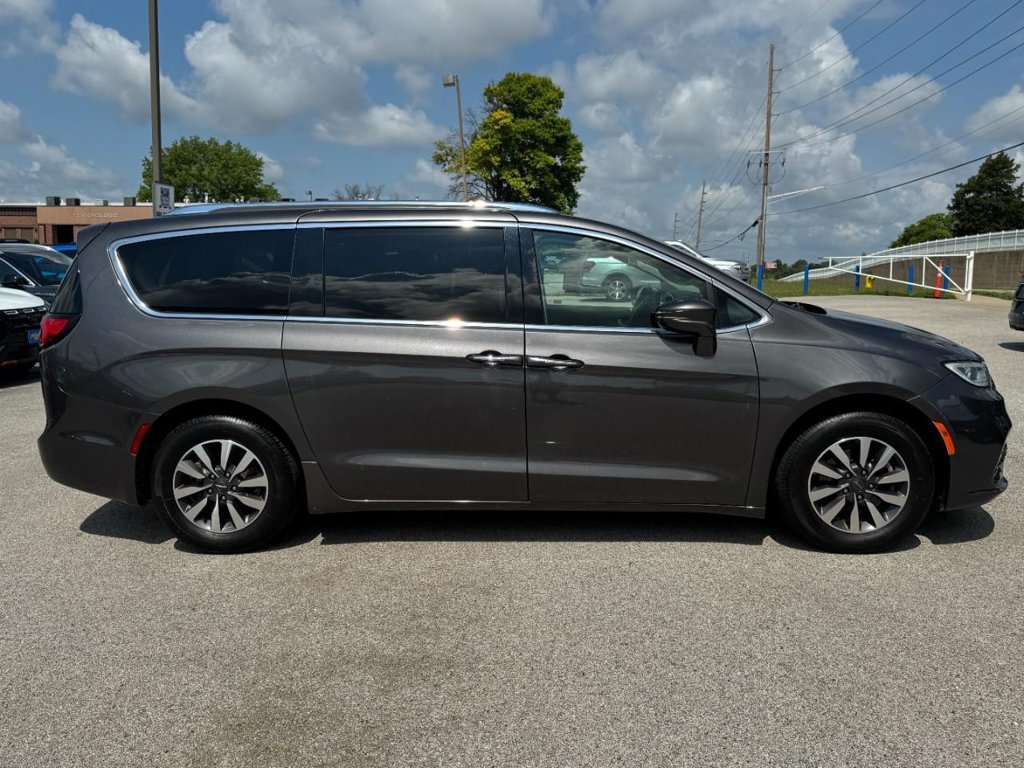 Used 2021 Chrysler Pacifica Touring-L FWD image 2