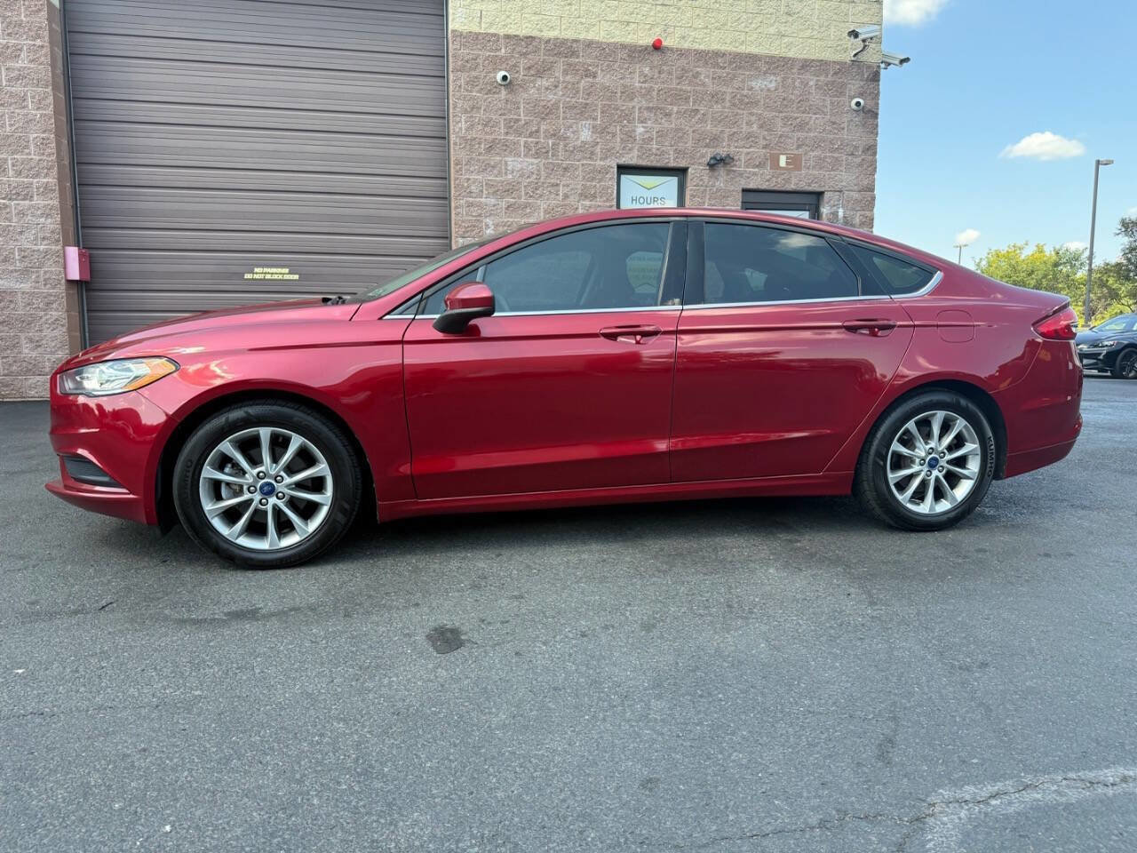 Used 2017 Ford Fusion SE w/ Fusion SE Technology Package image 2