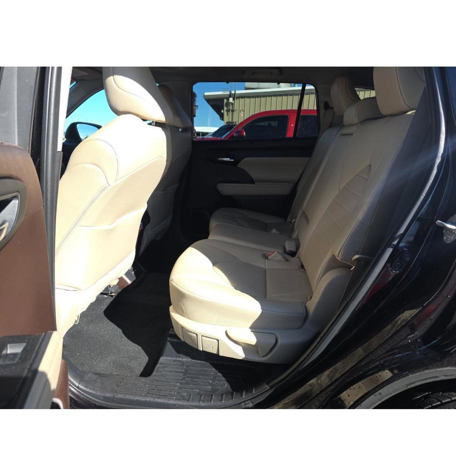 Used 2021 Toyota Highlander XLE image 21