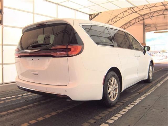 Used 2023 Chrysler Pacifica Touring-L FWD image 2