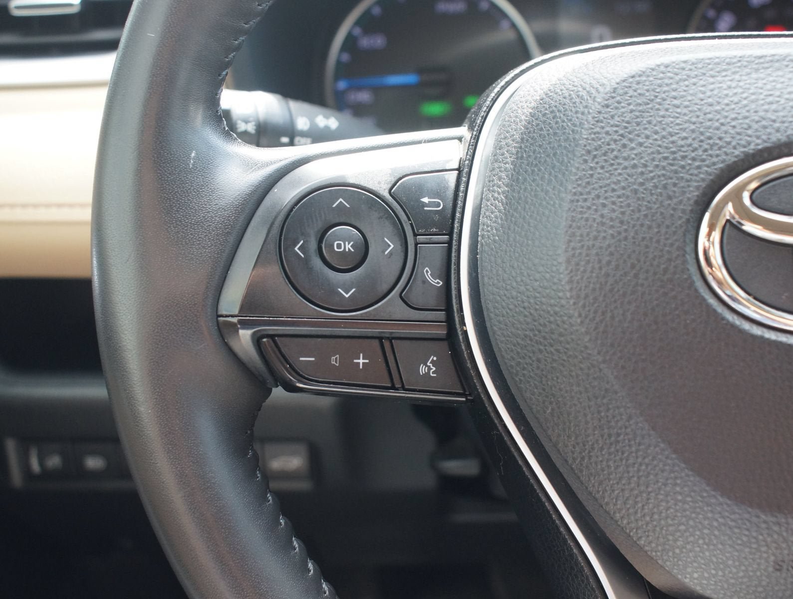Used 2022 Toyota RAV4 XLE Premium AWD/4WD image 10