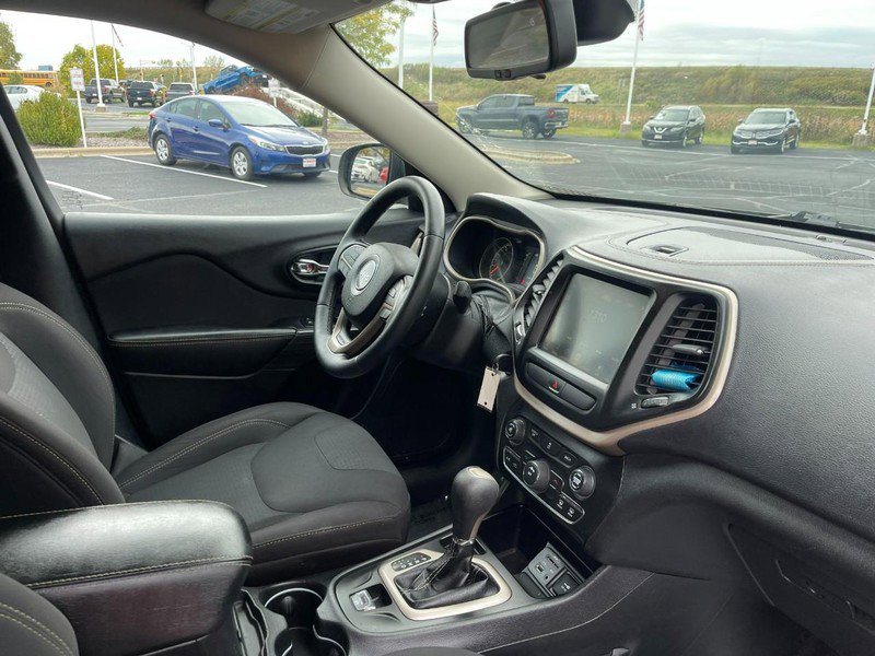 Used 2017 Jeep Cherokee Latitude w/ Cold Weather Group image 6