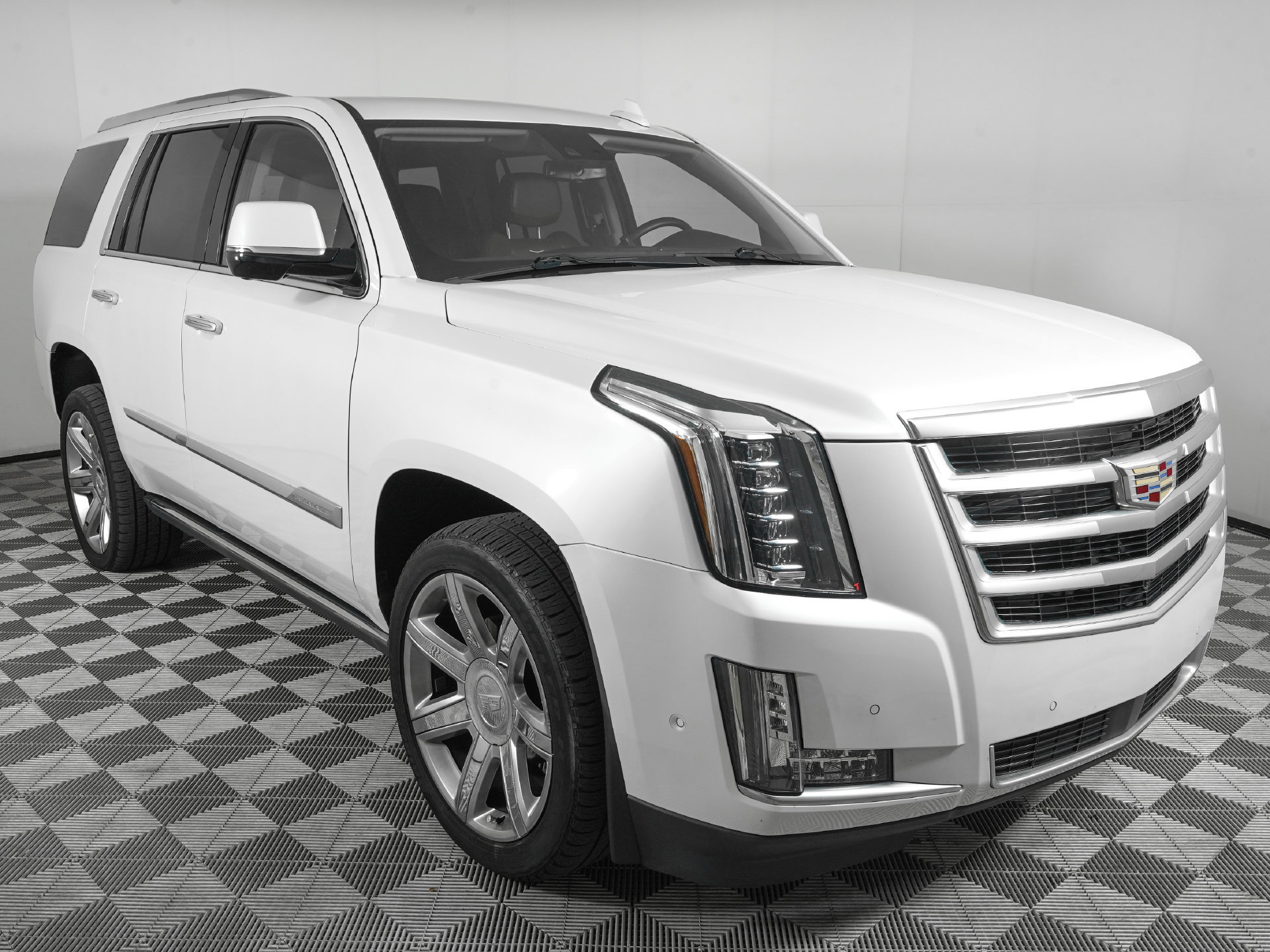 Used 2020 Cadillac Escalade Premium Luxury AWD/4WD image 3