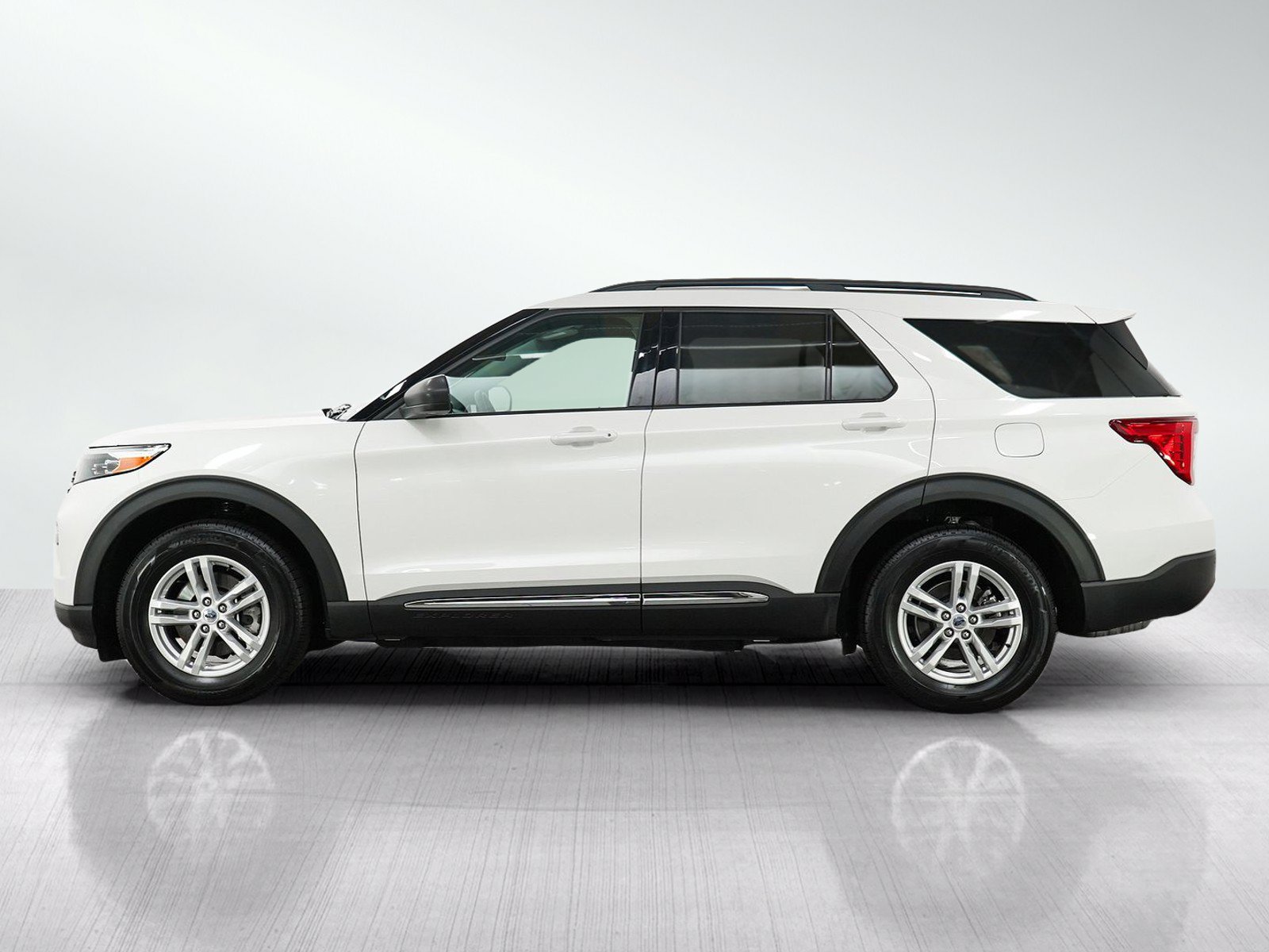 Used 2024 Ford Explorer XLT w/ Equipment Group 202A AWD/4WD image 2
