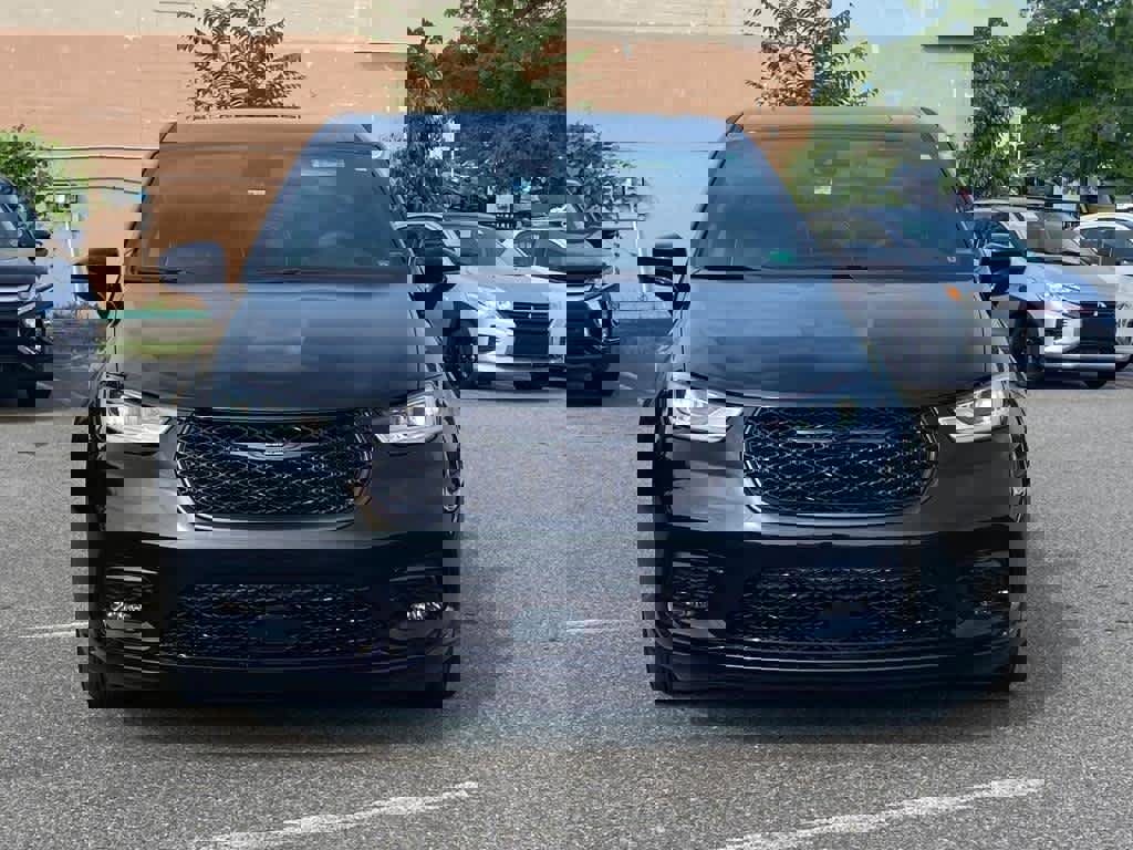 Used 2023 Chrysler Pacifica Limited w/ Uconnect Theater Family Group image 5