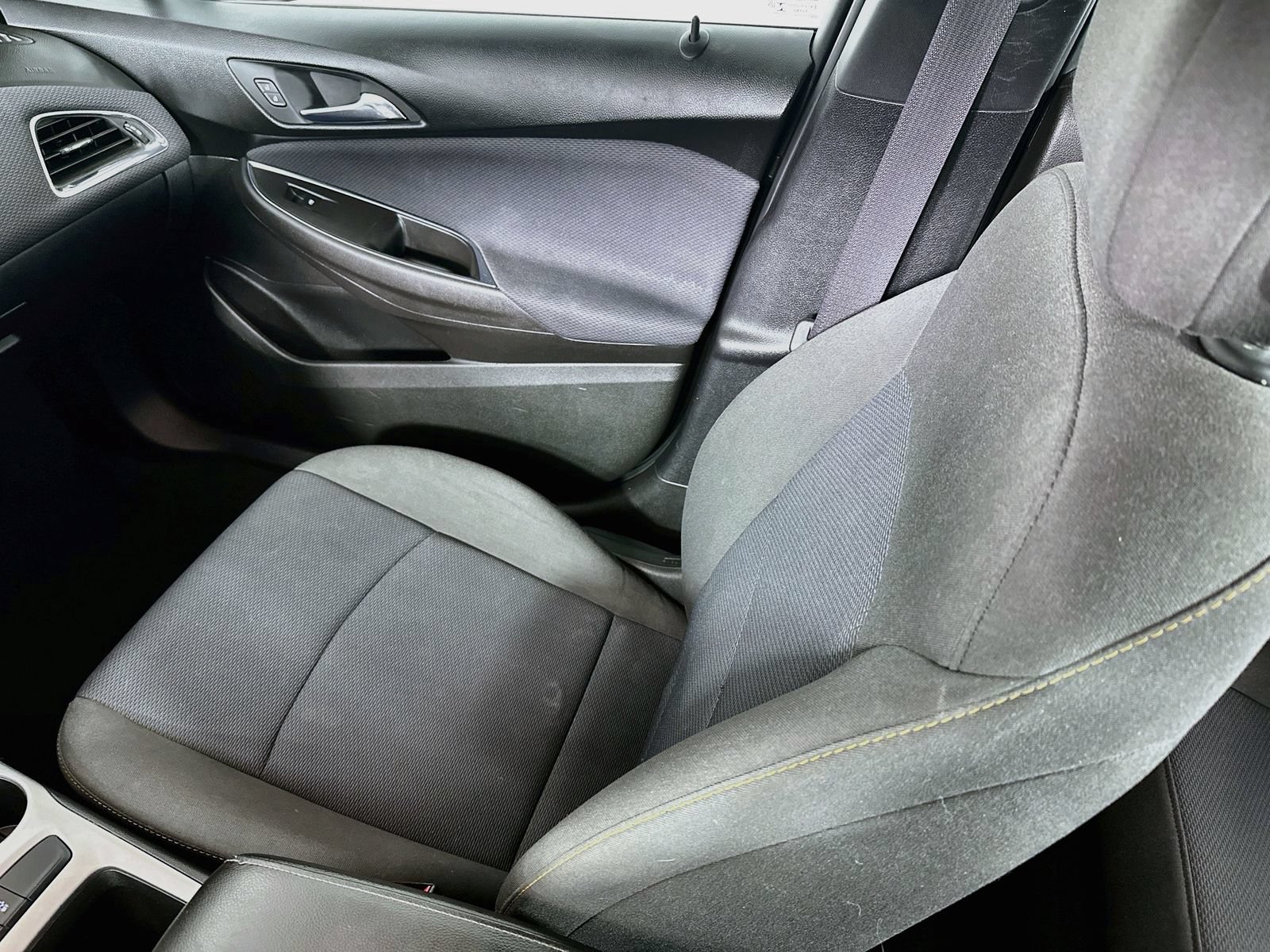 Used 2017 Chevrolet Cruze LS FWD image 21