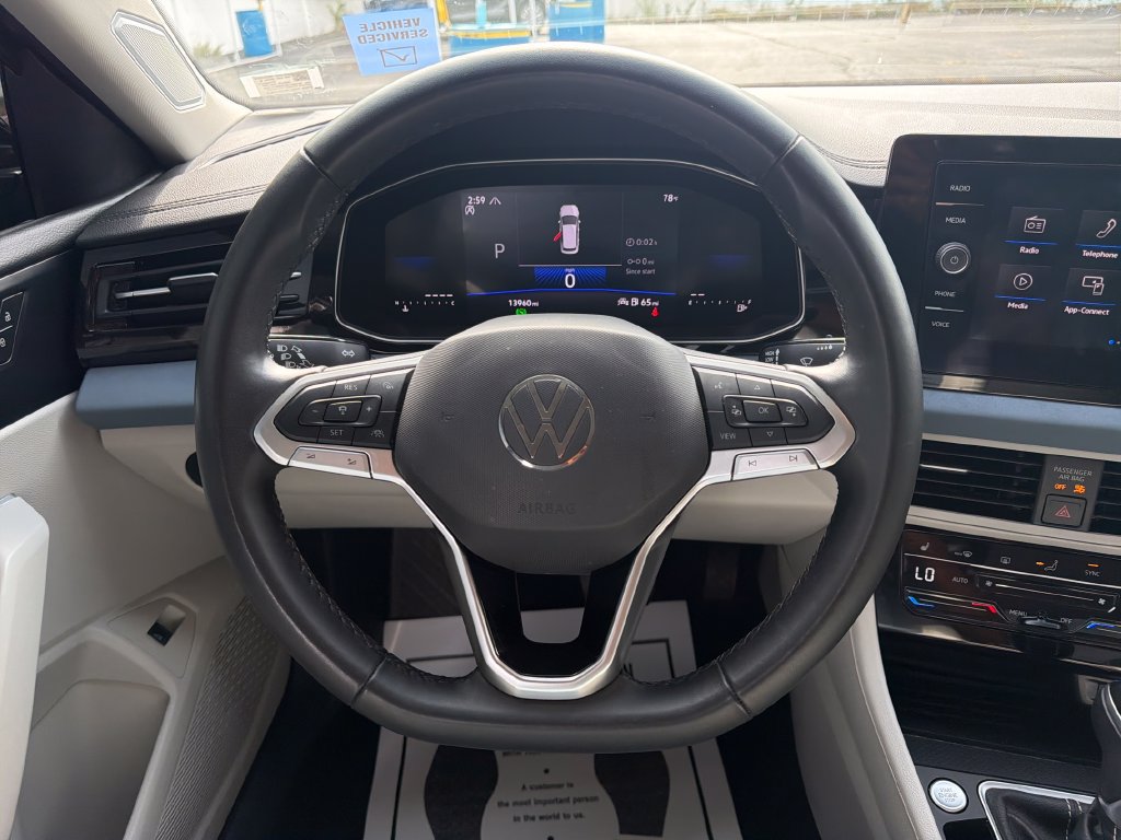Used 2025 Volkswagen Jetta SE FWD image 16