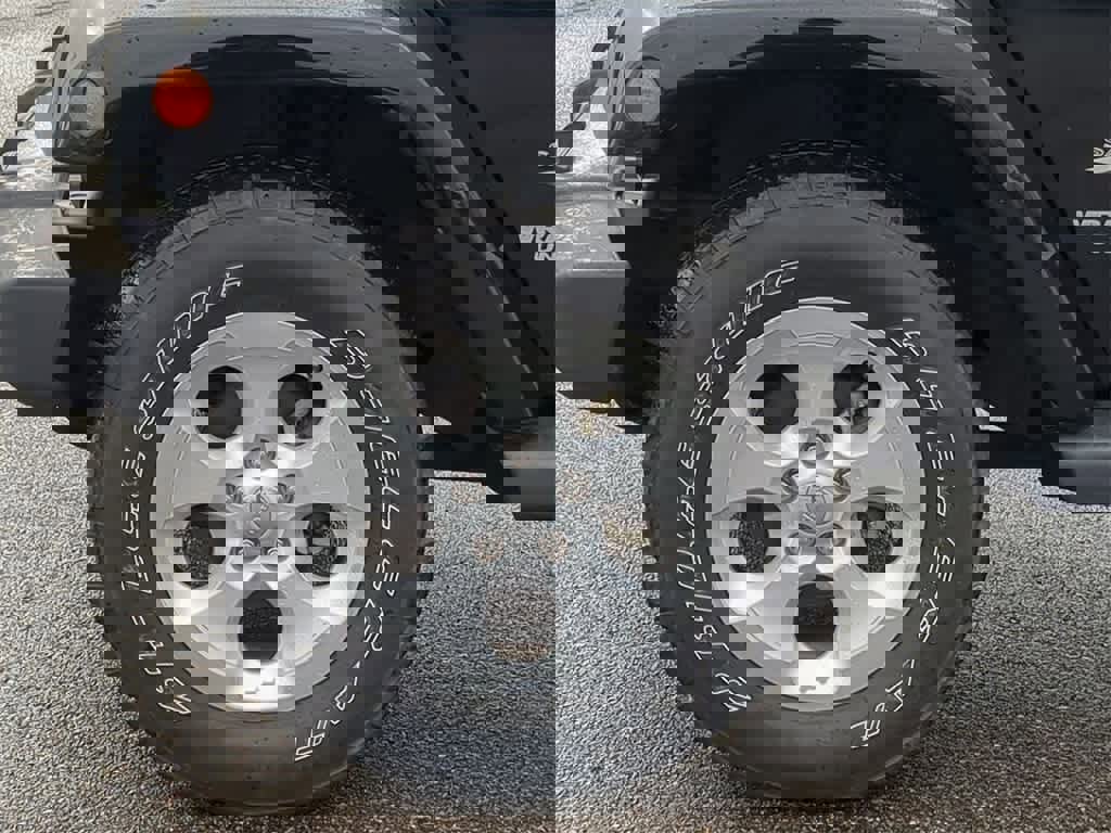 Used 2017 Jeep Wrangler Unlimited Sahara w/ Connectivity Group image 13