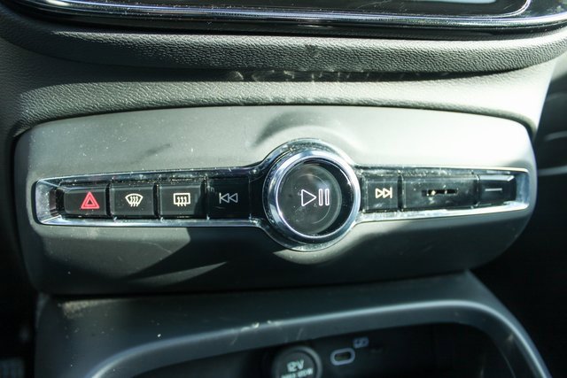 Used 2025 Volvo XC40 B5 Plus image 21