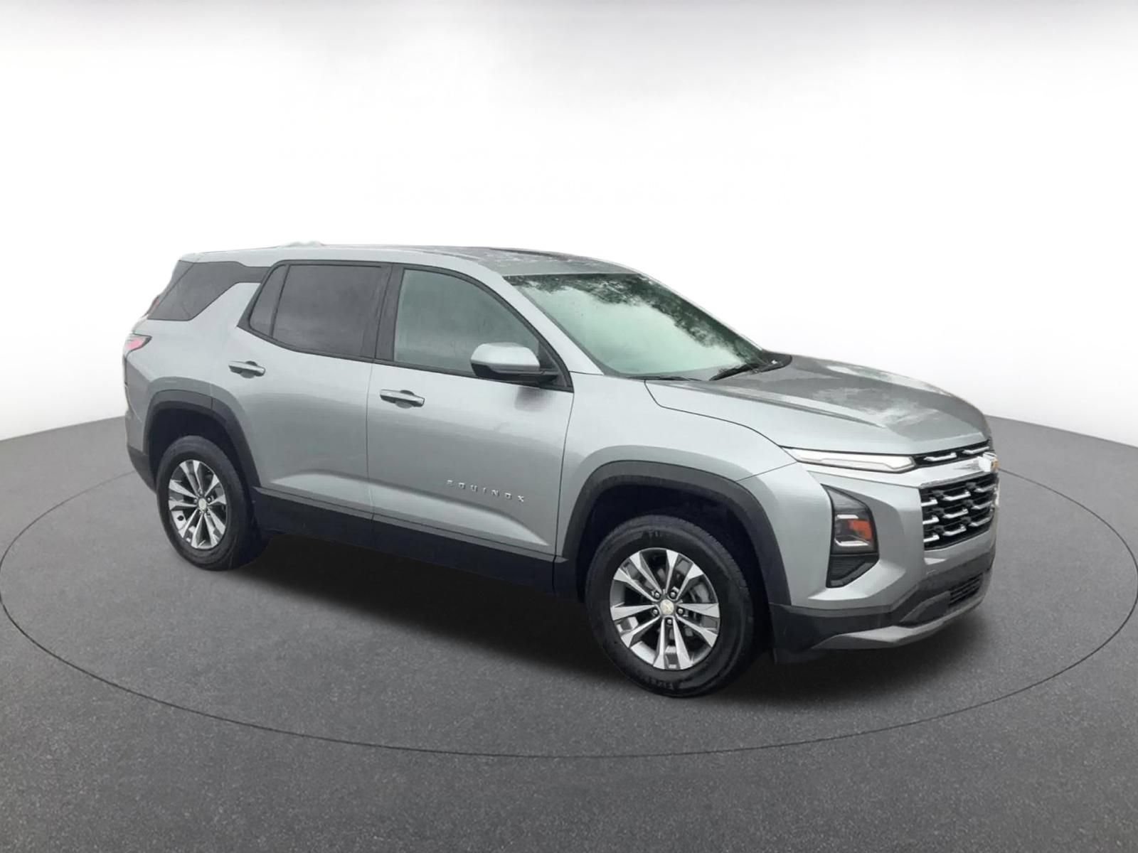 Used 2025 Chevrolet Equinox LT FWD image 2