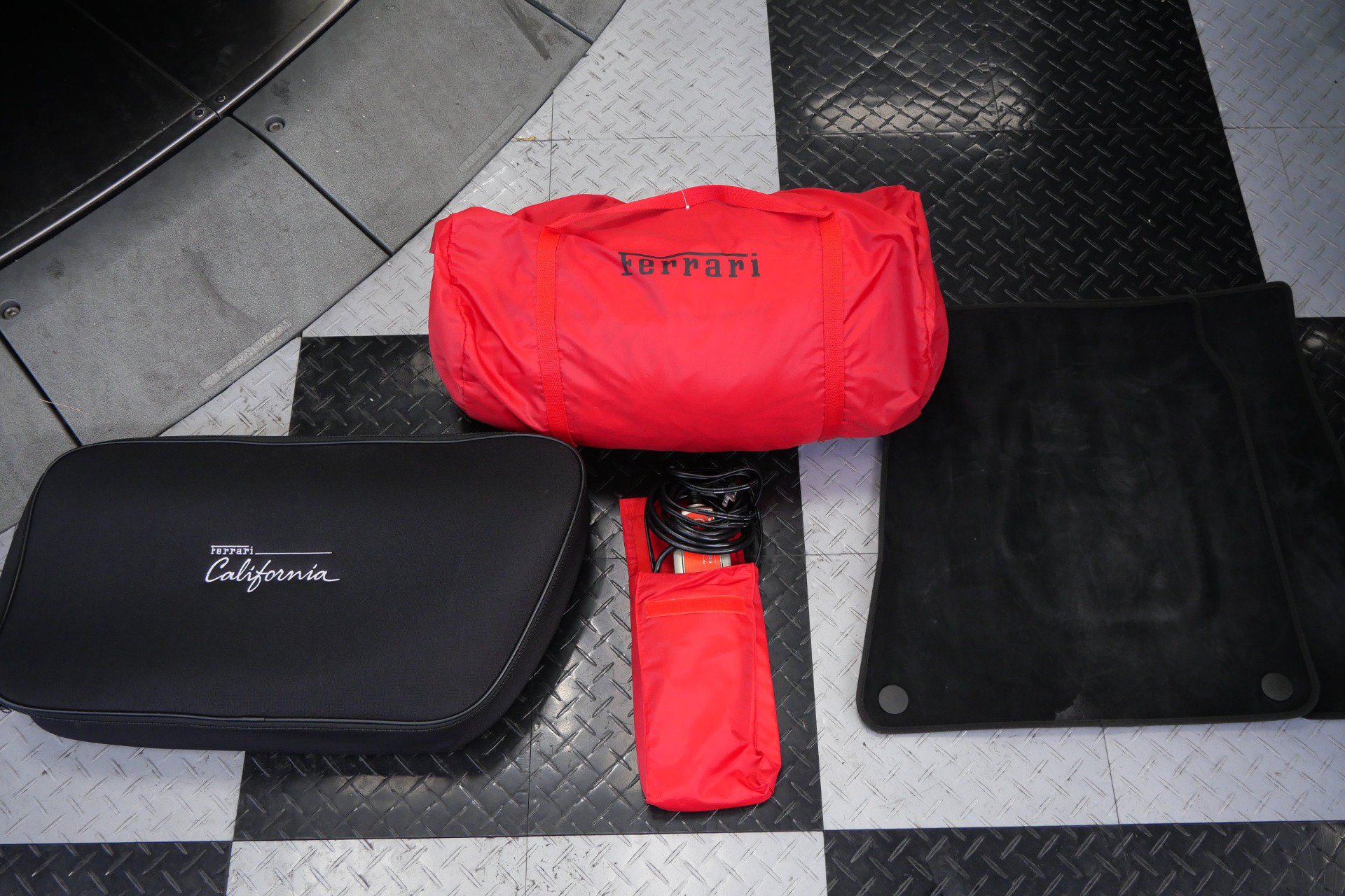 Used 2015 Ferrari California T RWD image 35
