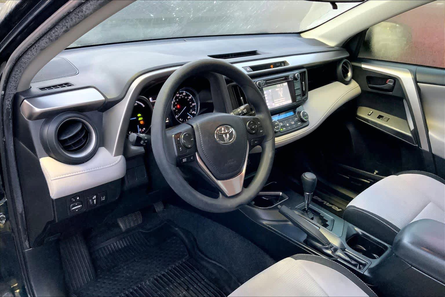 Used 2018 Toyota RAV4 LE AWD/4WD image 17